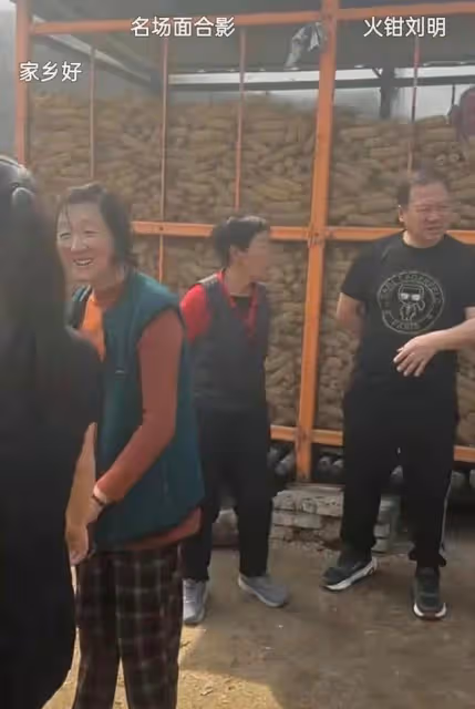 謝廣坤回老家占農民地蓋豪宅，雙手放身後滿臉囂張，態度惹眾怒！