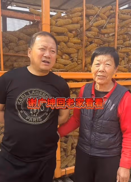 謝廣坤回老家占農民地蓋豪宅，雙手放身後滿臉囂張，態度惹眾怒！