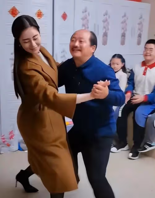 謝廣坤回老家占農民地蓋豪宅，雙手放身後滿臉囂張，態度惹眾怒！