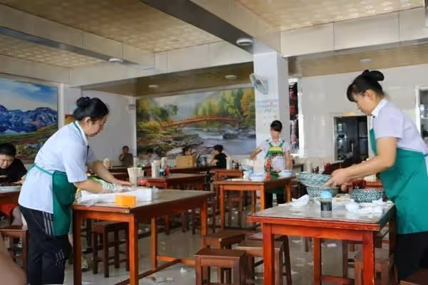 小姑子交上有錢男友，我送她一條金項鍊，老公卻說我別有用心
