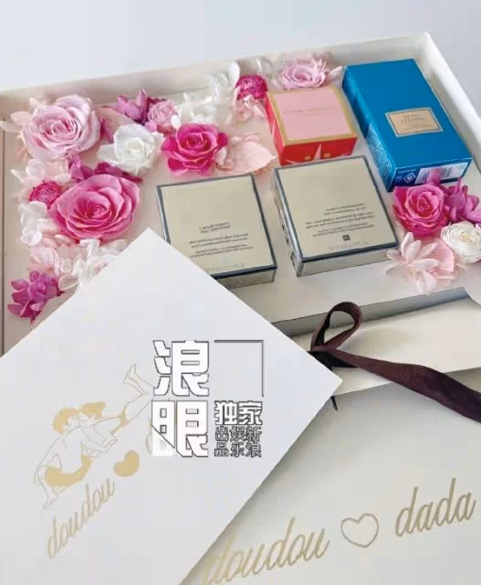 竇驍何超蓮婚禮伴手禮曝光,Q版形象很萌,請帖上寫著開啟新篇章