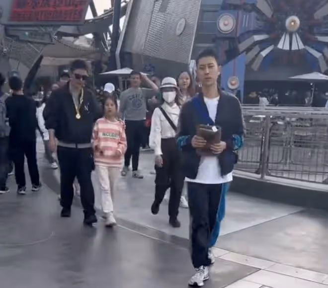 賈乃亮帶女兒游環球影城,甜馨打招呼超禮貌,穿搭合理李小璐獲贊