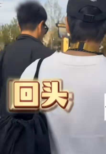 賈乃亮帶女兒游環球影城,甜馨打招呼超禮貌,穿搭合理李小璐獲贊