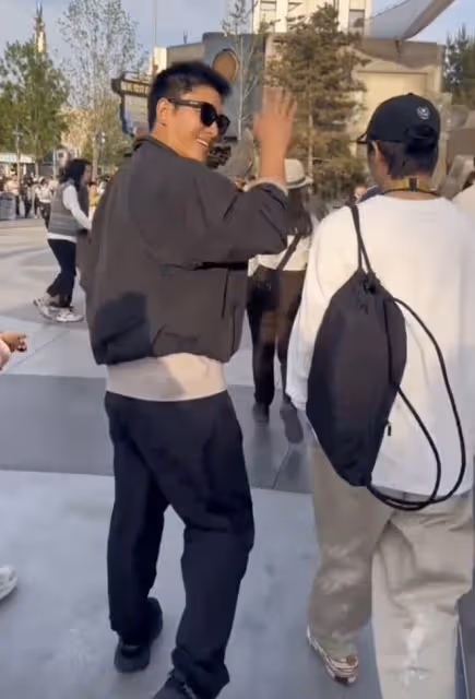 賈乃亮帶女兒游環球影城,甜馨打招呼超禮貌,穿搭合理李小璐獲贊