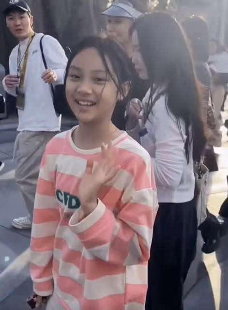 賈乃亮帶女兒游環球影城,甜馨打招呼超禮貌,穿搭合理李小璐獲贊