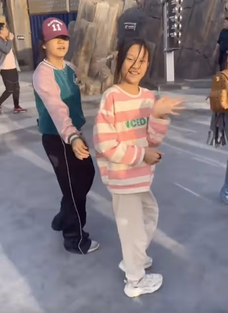 賈乃亮帶女兒游環球影城,甜馨打招呼超禮貌,穿搭合理李小璐獲贊