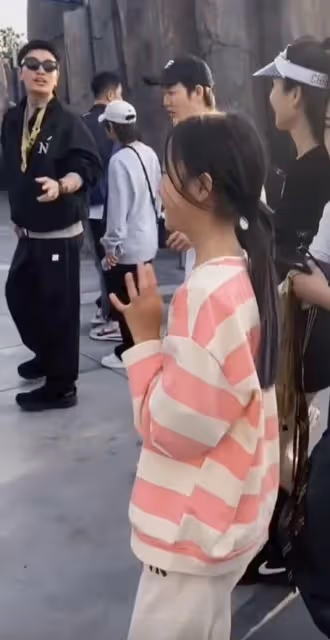 賈乃亮帶女兒游環球影城,甜馨打招呼超禮貌,穿搭合理李小璐獲贊