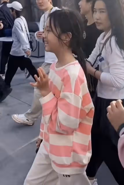 賈乃亮帶女兒游環球影城,甜馨打招呼超禮貌,穿搭合理李小璐獲贊