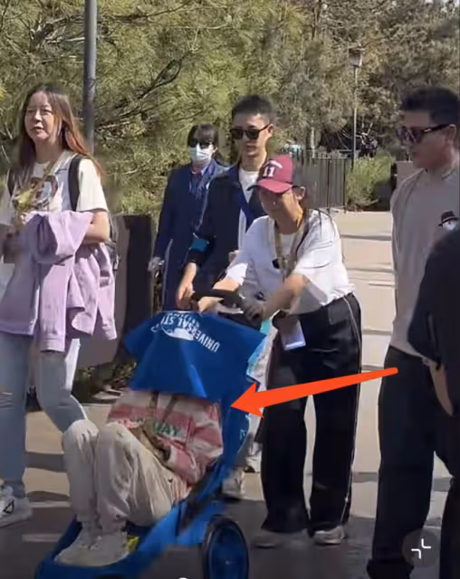 賈乃亮帶女兒游環球影城,甜馨打招呼超禮貌,穿搭合理李小璐獲贊