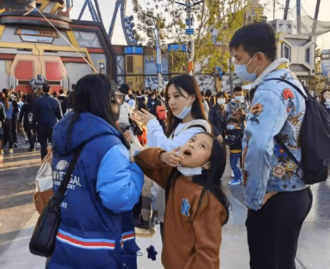 賈乃亮帶女兒游環球影城,甜馨打招呼超禮貌,穿搭合理李小璐獲贊