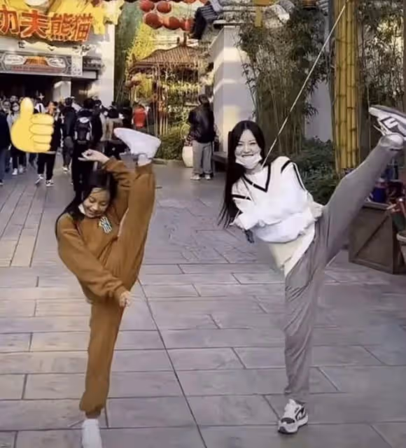 賈乃亮帶女兒游環球影城,甜馨打招呼超禮貌,穿搭合理李小璐獲贊