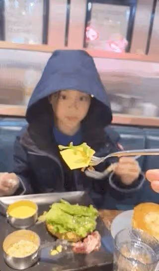 賈乃亮帶女兒游環球影城,甜馨打招呼超禮貌,穿搭合理李小璐獲贊