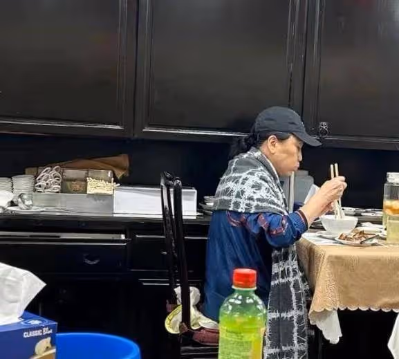 57歲的鄧萃雯被網友偶遇,素顏被曝:女神也有了歲月的痕跡