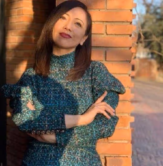57歲的鄧萃雯被網友偶遇,素顏被曝:女神也有了歲月的痕跡