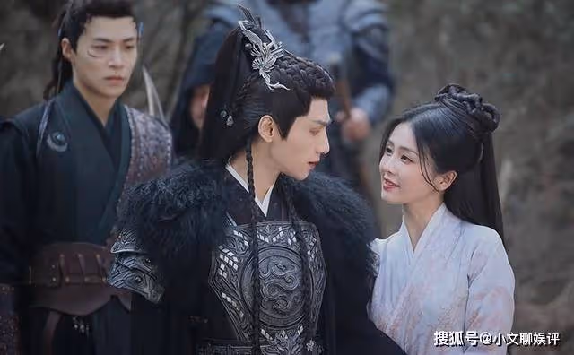 《長月燼明》穿金戴銀,華服加身,葉夕霧的侍女衣著,略顯荒唐