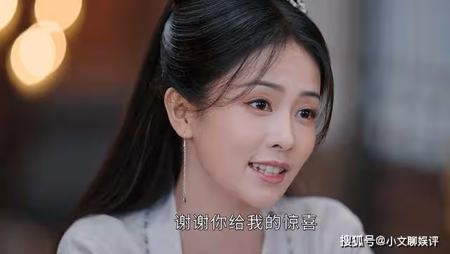 《長月燼明》穿金戴銀,華服加身,葉夕霧的侍女衣著,略顯荒唐
