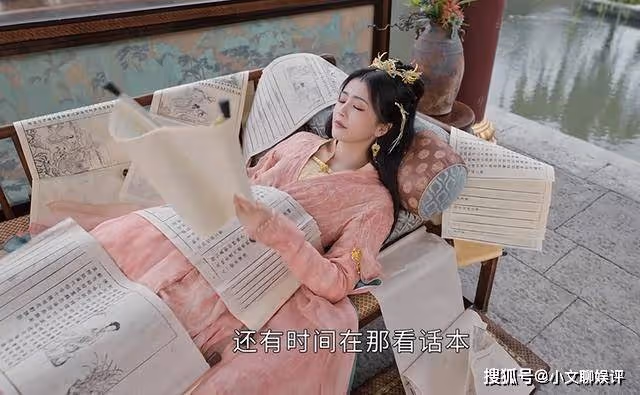 《長月燼明》穿金戴銀,華服加身,葉夕霧的侍女衣著,略顯荒唐
