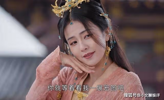 《長月燼明》穿金戴銀,華服加身,葉夕霧的侍女衣著,略顯荒唐