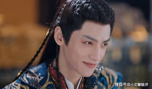 《長月燼明》穿金戴銀,華服加身,葉夕霧的侍女衣著,略顯荒唐