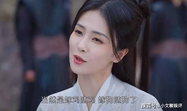 《長月燼明》穿金戴銀,華服加身,葉夕霧的侍女衣著,略顯荒唐