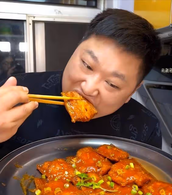 2023年美食博主排名刷新,第一名是麻辣德子,潘姥姥年收入近千萬