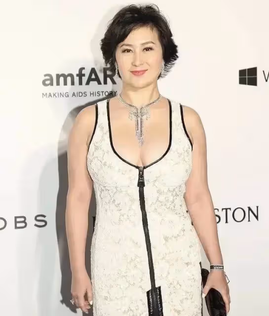 60歲何超瓊勇氣可嘉，穿低胸裙比劉嘉玲還招搖，這個身材真富態