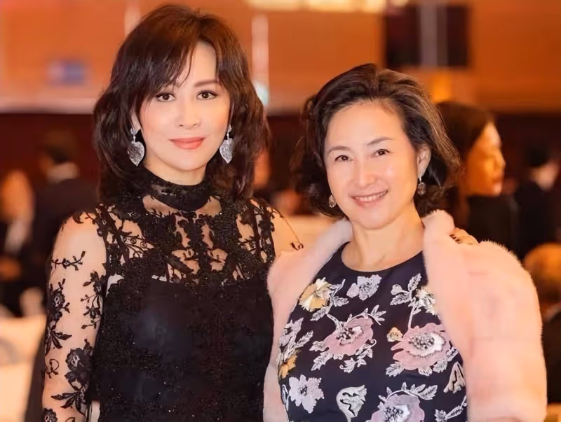 60歲何超瓊勇氣可嘉，穿低胸裙比劉嘉玲還招搖，這個身材真富態