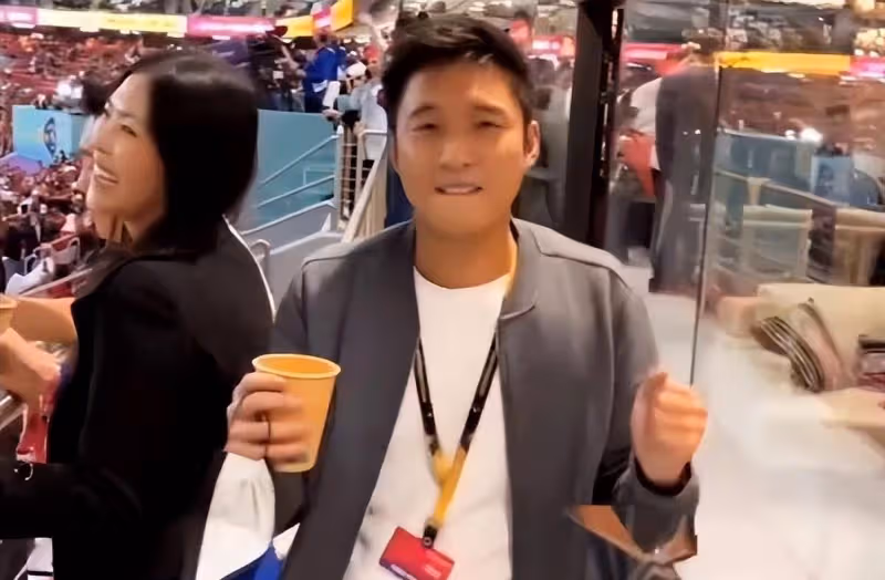 章子怡前男友看世界盃,穿棒球衫興奮,女友身材火辣像大嫂郭晶晶