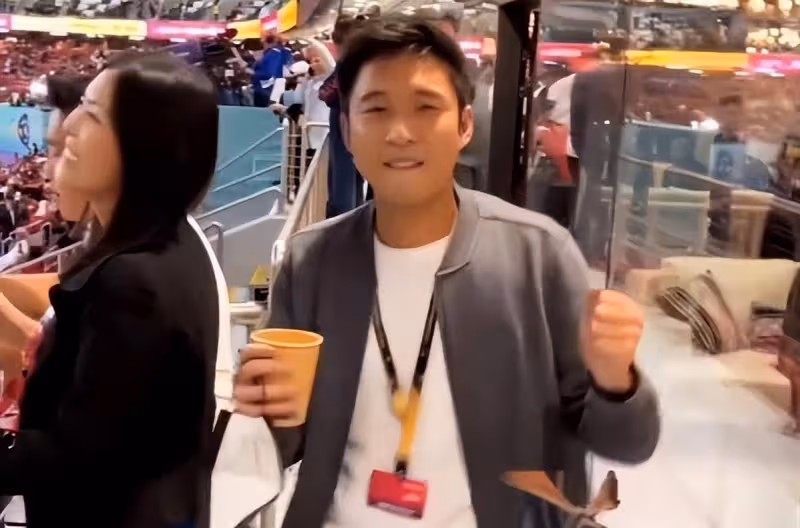 章子怡前男友看世界盃,穿棒球衫興奮,女友身材火辣像大嫂郭晶晶