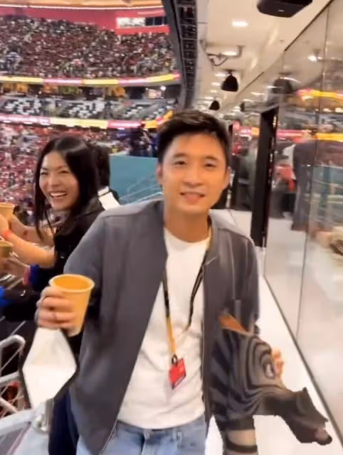 章子怡前男友看世界盃,穿棒球衫興奮,女友身材火辣像大嫂郭晶晶
