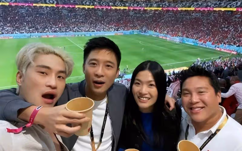 章子怡前男友看世界盃，穿棒球衫興奮，女友身材火辣像大嫂郭晶晶