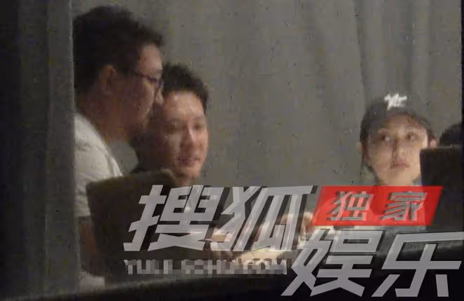 馮紹峰新戀情曝光?與小14歲女星深夜聚餐,包廂打情罵俏靠頭耳語