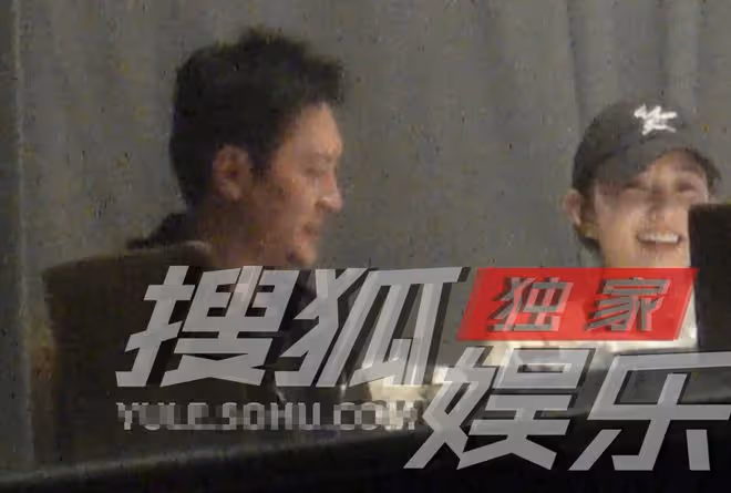 馮紹峰新戀情曝光?與小14歲女星深夜聚餐,包廂打情罵俏靠頭耳語