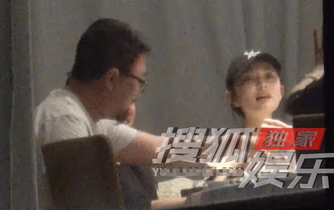 馮紹峰新戀情曝光?與小14歲女星深夜聚餐,包廂打情罵俏靠頭耳語