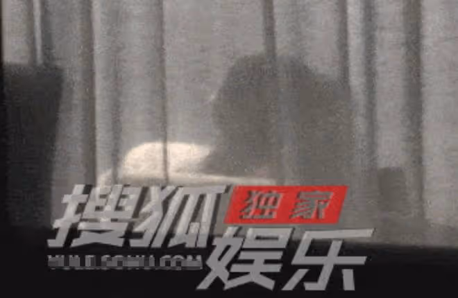 馮紹峰新戀情曝光?與小14歲女星深夜聚餐,包廂打情罵俏靠頭耳語