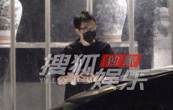 馮紹峰新戀情曝光?與小14歲女星深夜聚餐,包廂打情罵俏靠頭耳語