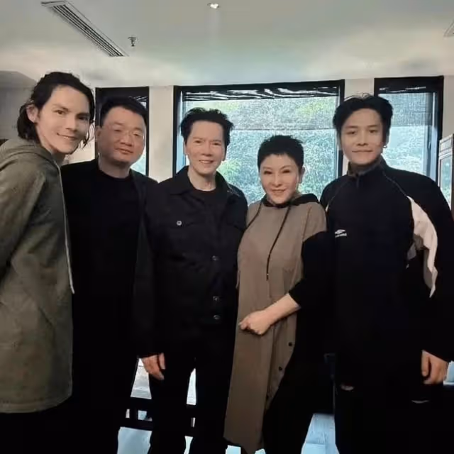 前腳跟小楊哥合影,後腳向華強入駐某條,向家要全力進軍網絡了?