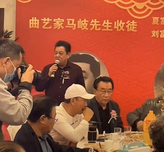 馬岐收徒盛況空前，侯耀華謝東同框引熱議，網友：曲藝界風雲人物
