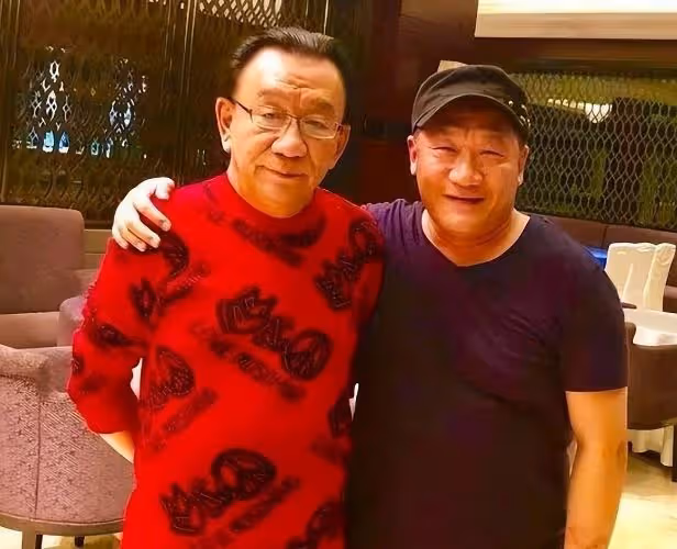 馬岐收徒盛況空前，侯耀華謝東同框引熱議，網友：曲藝界風雲人物