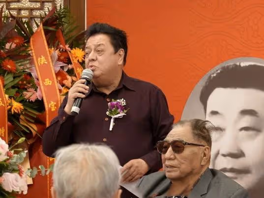 馬岐收徒盛況空前，侯耀華謝東同框引熱議，網友：曲藝界風雲人物