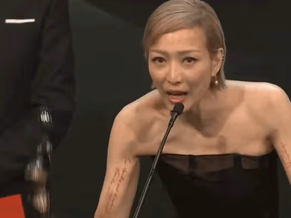 51歲鄭秀文含淚封后,陪跑23年,當紅時隱退,復出還是敢拼的港女