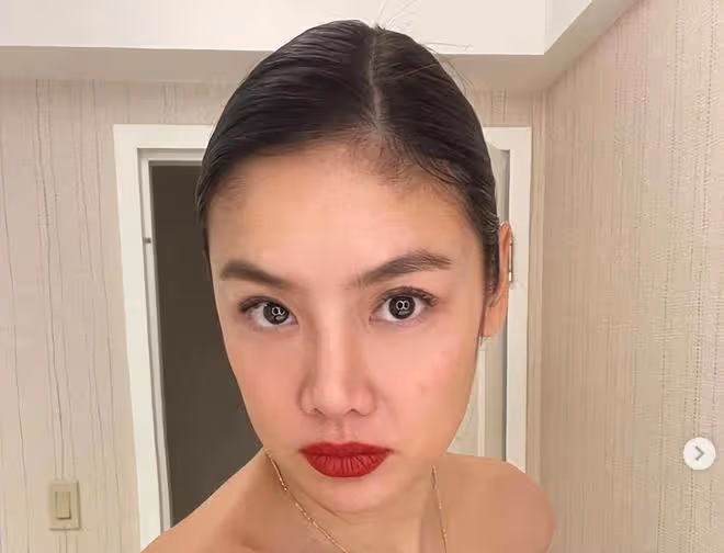樂基兒離婚後徹底自由，恢復昔日的愛笑狀態，穿衣風格大受好評