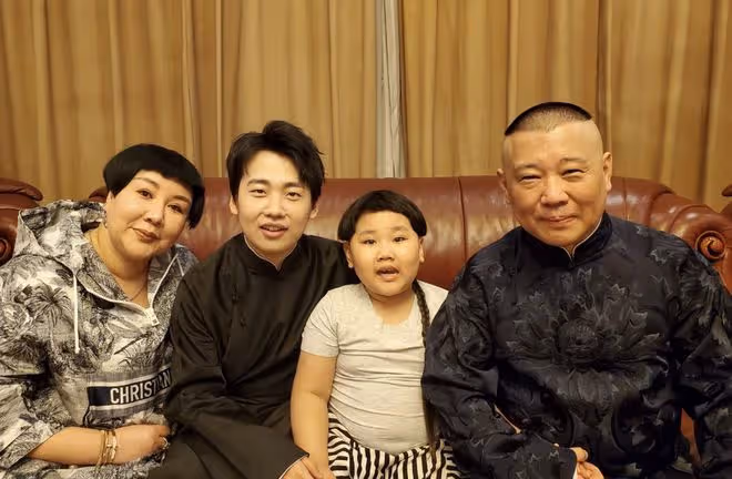 郭德綱曬全家福為妻子慶生，弟弟肚子超大，被郭麒麟牽手兄弟情深