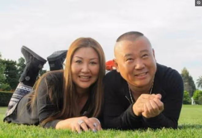 郭德綱曬全家福為妻子慶生，弟弟肚子超大，被郭麒麟牽手兄弟情深