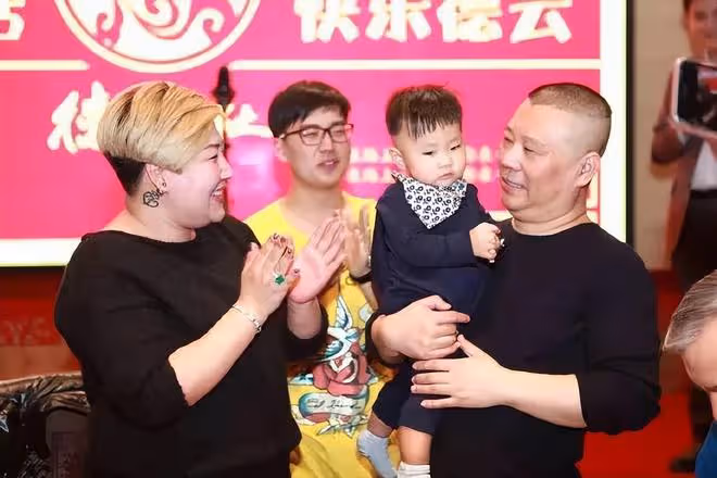 郭德綱曬全家福為妻子慶生，弟弟肚子超大，被郭麒麟牽手兄弟情深