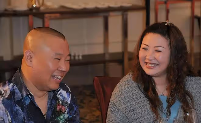 郭德綱曬全家福為妻子慶生，弟弟肚子超大，被郭麒麟牽手兄弟情深