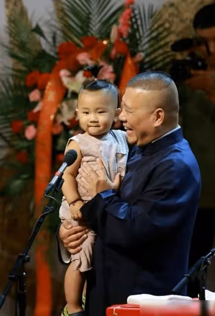 郭德綱曬全家福為妻子慶生，弟弟肚子超大，被郭麒麟牽手兄弟情深