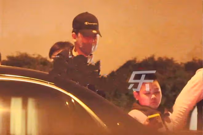 郭德綱曬全家福為妻子慶生，弟弟肚子超大，被郭麒麟牽手兄弟情深