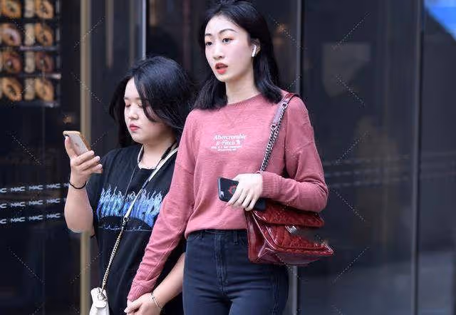粉紫色上衣搭配緊身牛仔褲，時尚大方，舒適休閒，這個美女腿好長