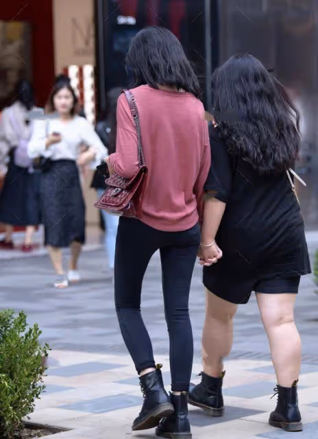 粉紫色上衣搭配緊身牛仔褲，時尚大方，舒適休閒，這個美女腿好長